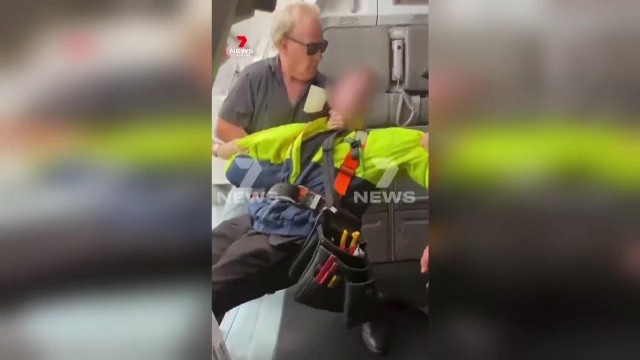 Un adolescent de 17 ani a fost pus sub acuzare după ce s-a urcat într-un avion cu o pușcă și muniție