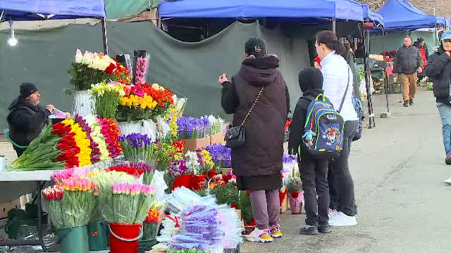 Florăriile din România, aglomerate înainte de 8 Martie. Bărbații au venit cu lista după ei