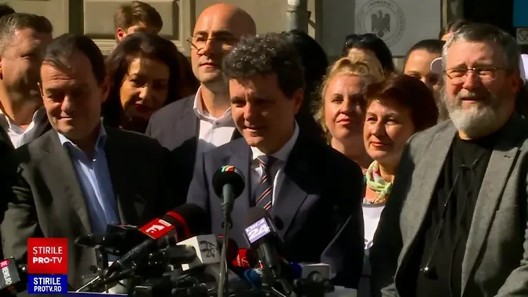 Nicuşor Dan şi-a depus candidatura la alegerile prezidenţiale. „Mesajul românilor a fost că așa nu se mai poate”