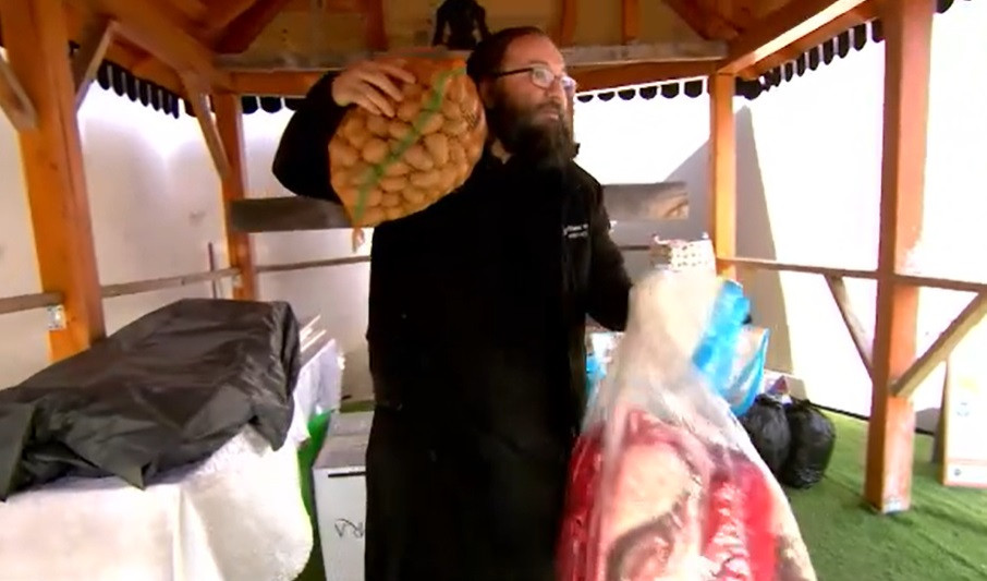 Preotul Dan Damaschin a pregătit, de Paște, pachete cu mâncare și haine pentru mii de copii nevoiași din Moldova