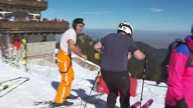 Schiorii au ajuns în vale chiar și la bustul gol, pe o vreme de primăvară superbă, pe Valea Prahovei