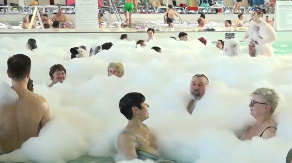 Ziua Femeii, sărbătorită cu muzică și spumă la Băile Sărate din Ocna Mureș: „O atmosferă impecabilă”