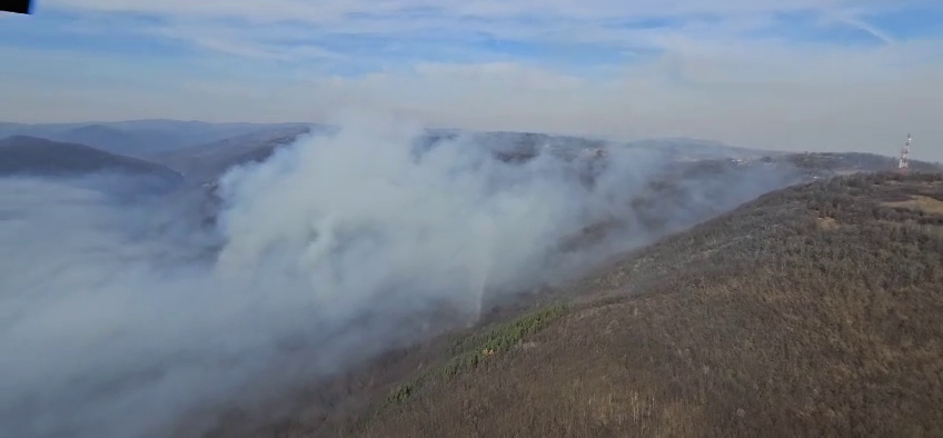 Autoritățile, în alertă din cauza incendiilor de vegetație. Flăcările au ucis o femeie și au rănit alte două persoane