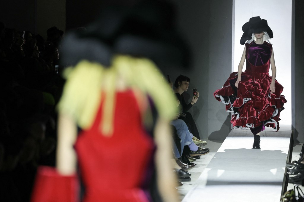 Creații spectaculoase la Săptămâna Modei de la Paris. Piesele vestimentare care au făcut senzație pe podium