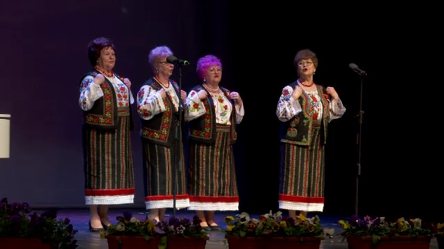 Cadouri speciale pentru femei de 8 Martie. Spectacole la Iași și flori oferite din casă în casă la Bistrița-Năsăud