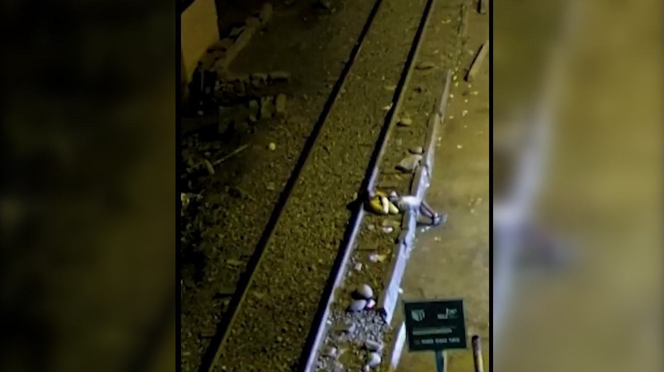 Un bărbat beat a supraviețuit miraculos după ce a fost lovit de tren, în Lima. A adormit pe șine