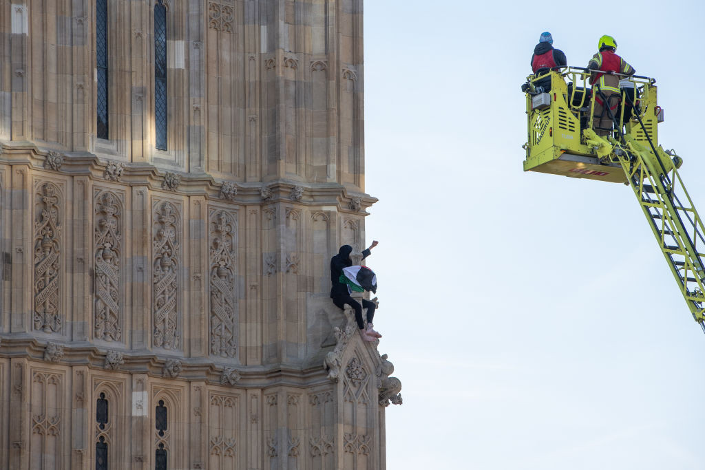 Bărbatul care a urcat pe Big Ben și a fluturat steagul Palestinei a fost arestat după 16 ore