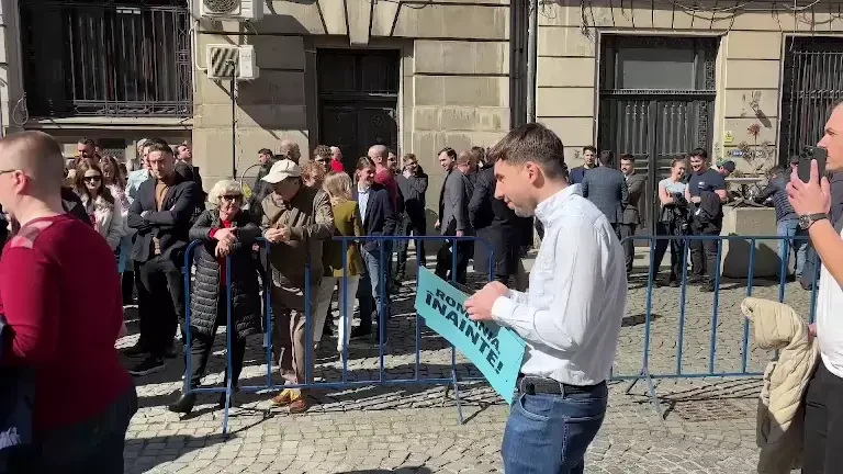 Crin Antonescu și-a depus candidatura la preşedinţie: „Nu mă clatin”. Susținătorii lui Călin Georgescu, în fața sediului BEC