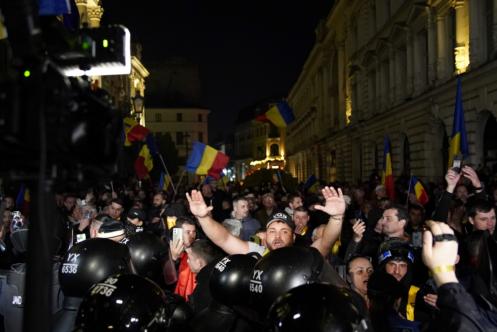 Patru rețineri după protestele violente din București, din martie. Ce acuzații li se aduc