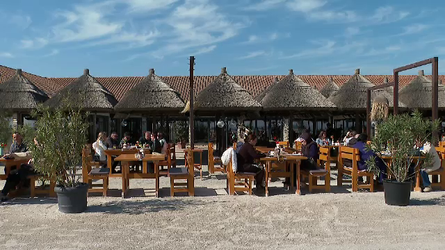 Weekend cu aer de primăvară pe litoral. Turiștii au umplut terasele. „Una dintre cele mai aglomerate zile de până acum”