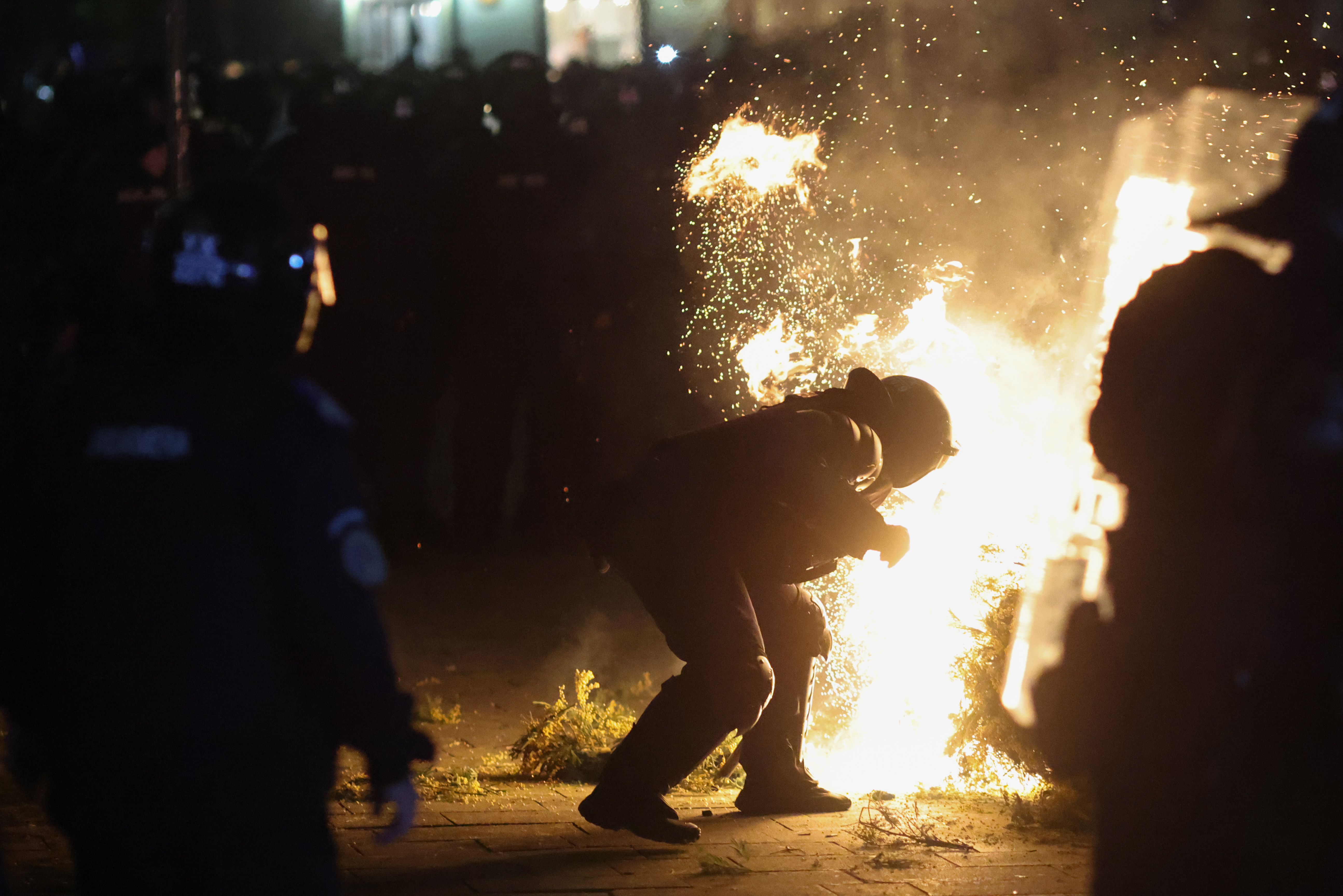 Bilanțul violențelor din București: 13 jandarmi răniți, 7 protestatari duși la Poliție și distrugeri în Centrul Vechi