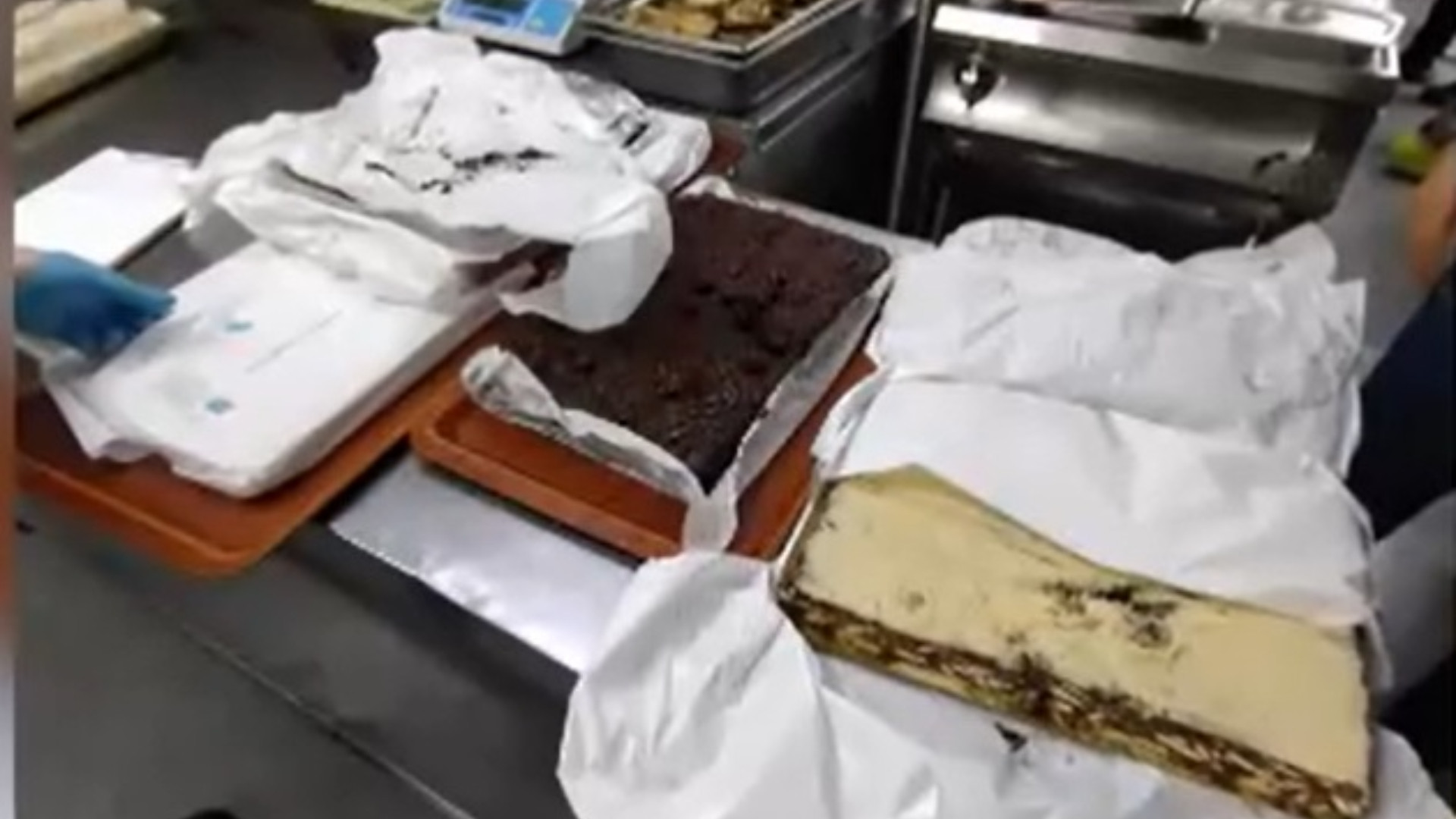 Inspectorii ANPC, prinși în mijlocul protestelor din centrul Capitalei, dar au reușit să închidă temporar patru restaurante