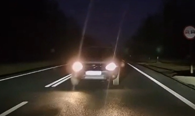 La un pas de moarte, pe contrasens. Poliția cercetează un incident rutier periculos filmat noaptea în Suceava