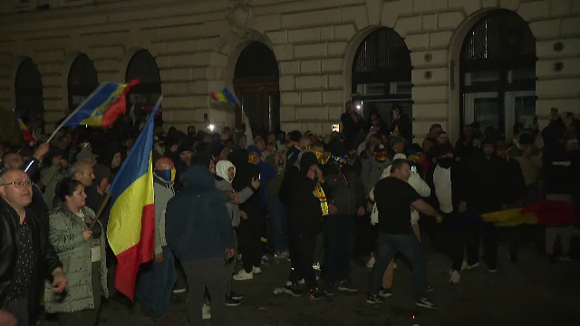 Filmul violențelor comise în Centrul Vechi al Bucureștiului de susținătorii lui Călin Georgescu. ”Noi suntem poporul, băăă!”