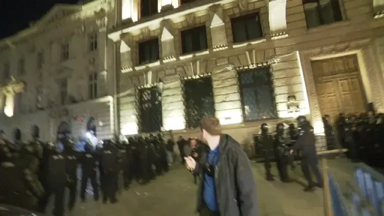 VIDEO cu momentul în care jandarmii au fost atacați de susținătorii lui Georgescu cu pietre și petarde la protestul de la BEC