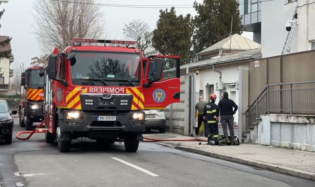 Incendiu la o unitate militară SRI din București. Vecinii spun că au auzit o explozie în interiorul clădirii