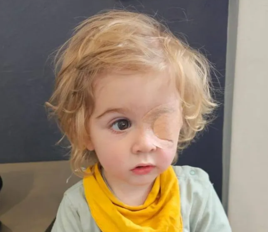 Un copil de 2 ani și-a pierdut vederea după ce a fost sărutat pe unul dintre ochi de o persoană care avea herpes