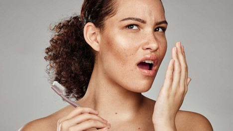 (P) De ce apare gustul metalic în gură? Semnele pe care nu trebuie să le ignori