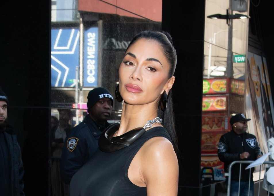 Nicole Scherzinger, apariție elegantă pe străzile din New York. Ținuta cu care a atras toate privirile. GALERIE FOTO