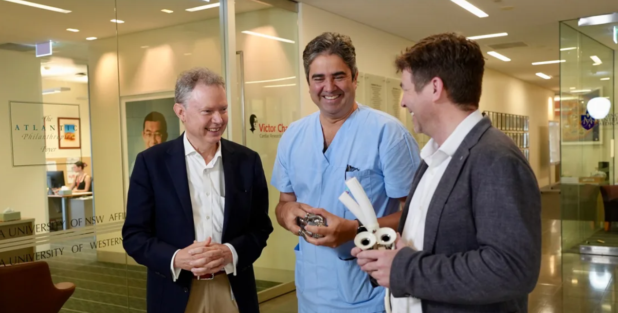 Un bărbat din Australia a devenit primul om externat cu o inimă din titan