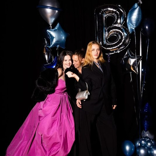 Selena Gomez, strălucitoare într-o rochie de 11.000 de dolari la aniversarea logodnicului ei, Benny Blanco. FOTO