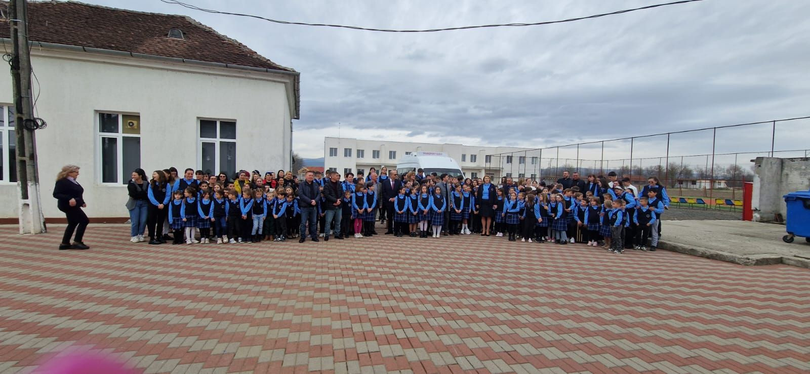 Profesorii și elevii de la o școală din județul Arad poartă aceeași uniformă, făcută la comandă. „Calculau cât costă hainele”