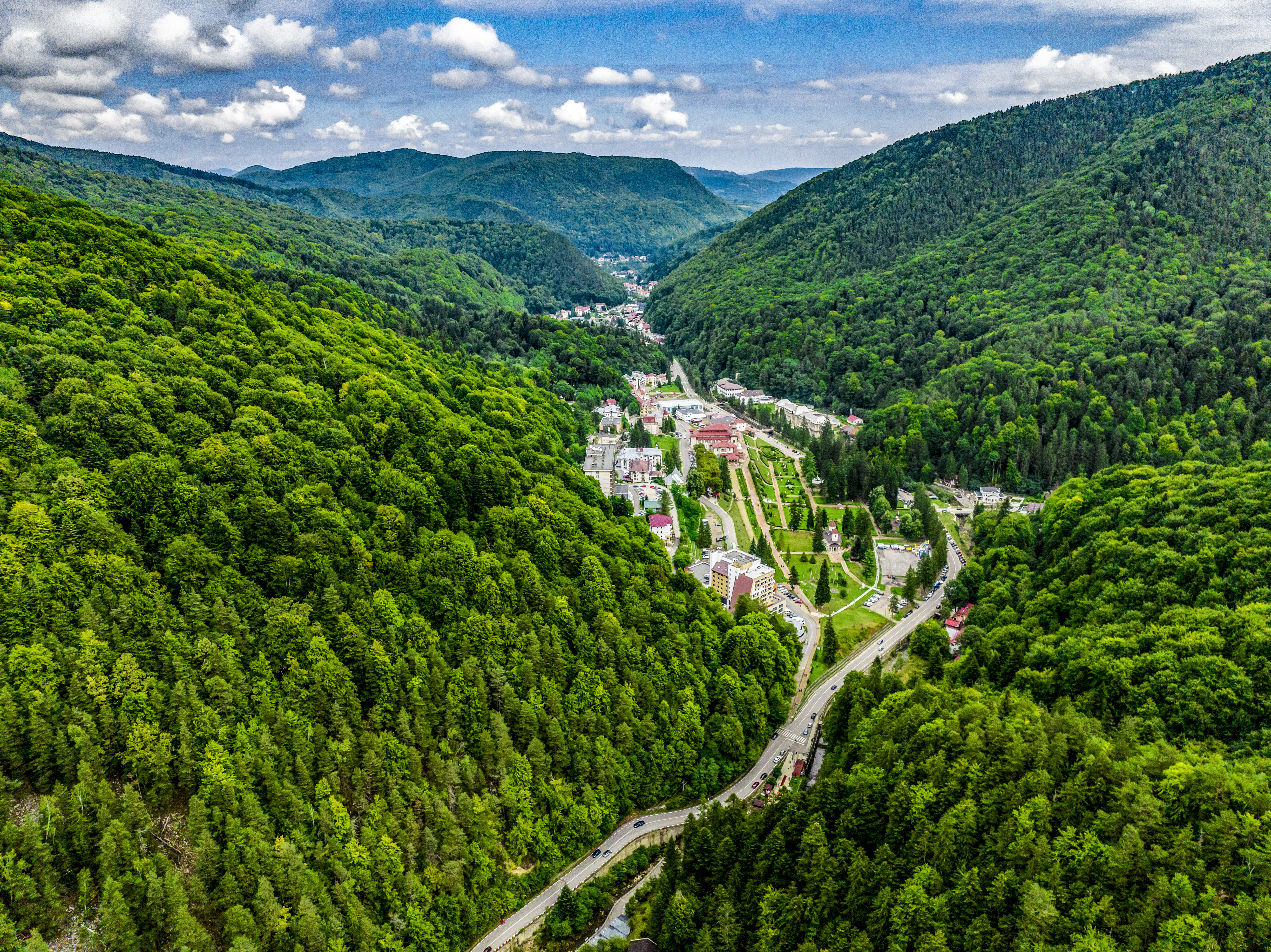 Care sunt cele mai bune stațiuni balneo-climaterice din România în 2025: Lista finalistelor din „Destinația Anului 2025”