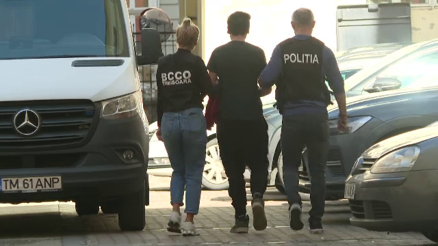 Un tânăr din București a fost arestat după ce a păcălit o copilă de 13 ani să îi trimită fotografii compromiţătoare