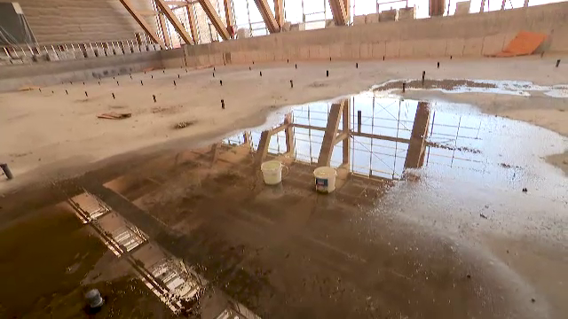 Bazinul Olimpic din Brăila se construiește de 14 ani cu atâta spor că acoperișul stă deja să cadă. Statul dă vina pe ghinion