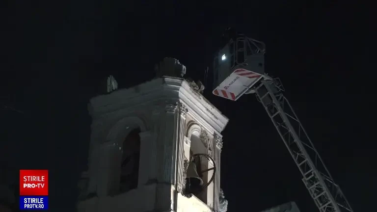 Haos în Napoli. Oamenii şi-au petrecut noaptea pe străzi după ce oraşul a fost zguduit de un puternic cutremur | GALERIE FOTO