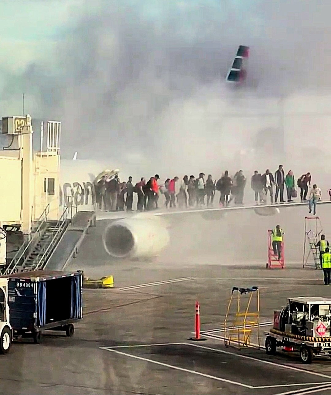 Pasageri scoși pe aripa unui avion American Airlines după ce a luat foc. Echipajul raportase vibrații la motor. VIDEO