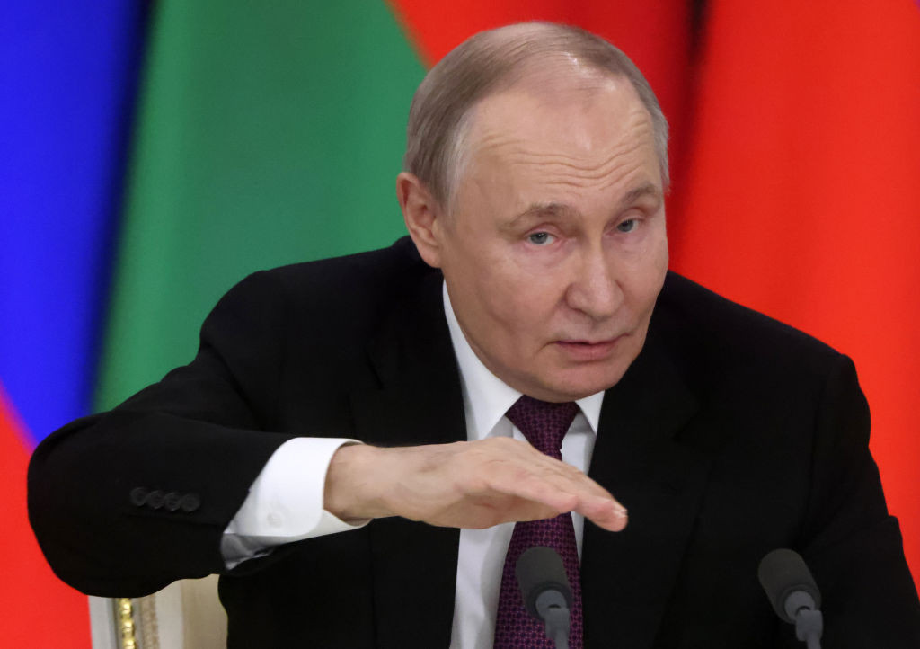 Vladimir Putin evită să dea un răspuns clar despre un armistițiu de 30 de zile cu Ucraina, după vizita emisarului american
