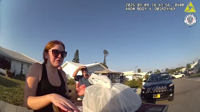 „E un aligator sub mașină! Intrați în casă! Unde e pizza mea?”. Situația neobișnuită în care a fost pus un polițist din SUA