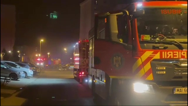 Incendiu, provocat de o instalaţie de brad pe balconul unui apartament din Năvodari. Doi oameni au suferit un atac de panică