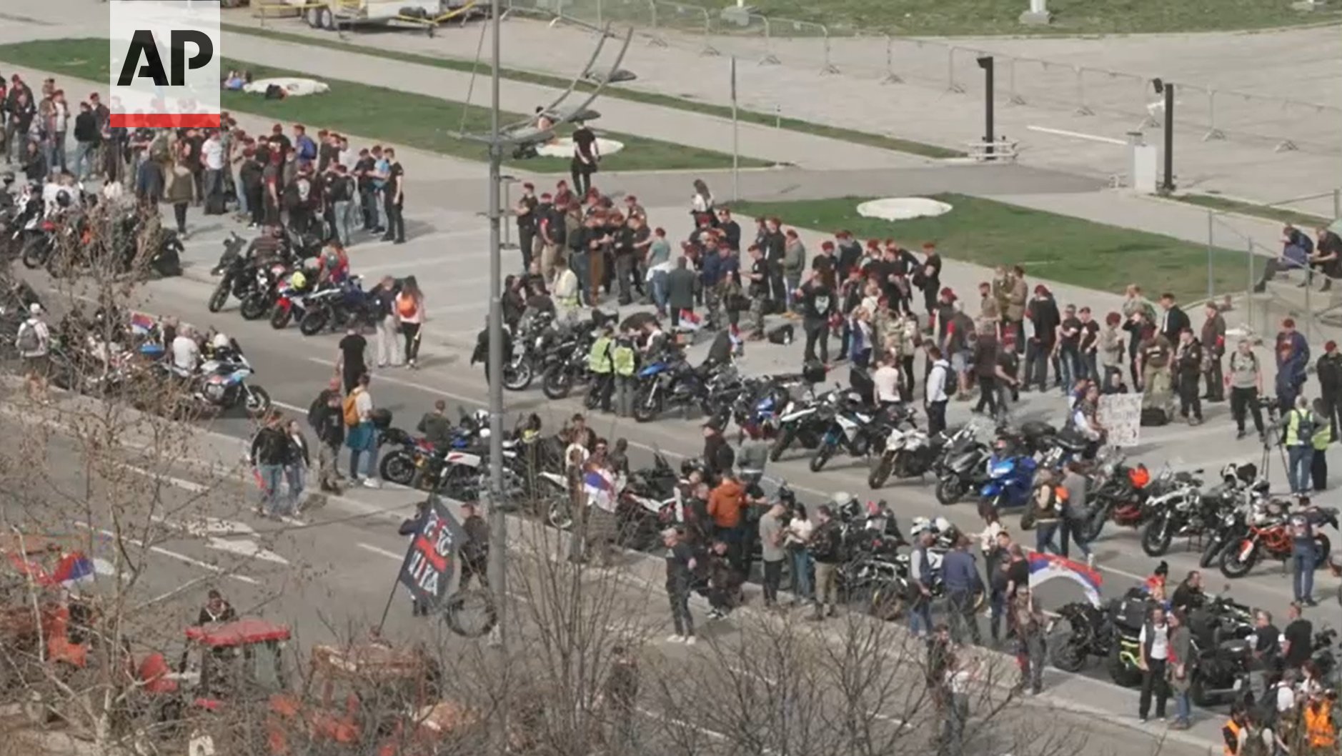 Zeci de mii de oameni, așteptați să participe la un protest masiv în Belgrad. Guvernul a încercat să-i sperie