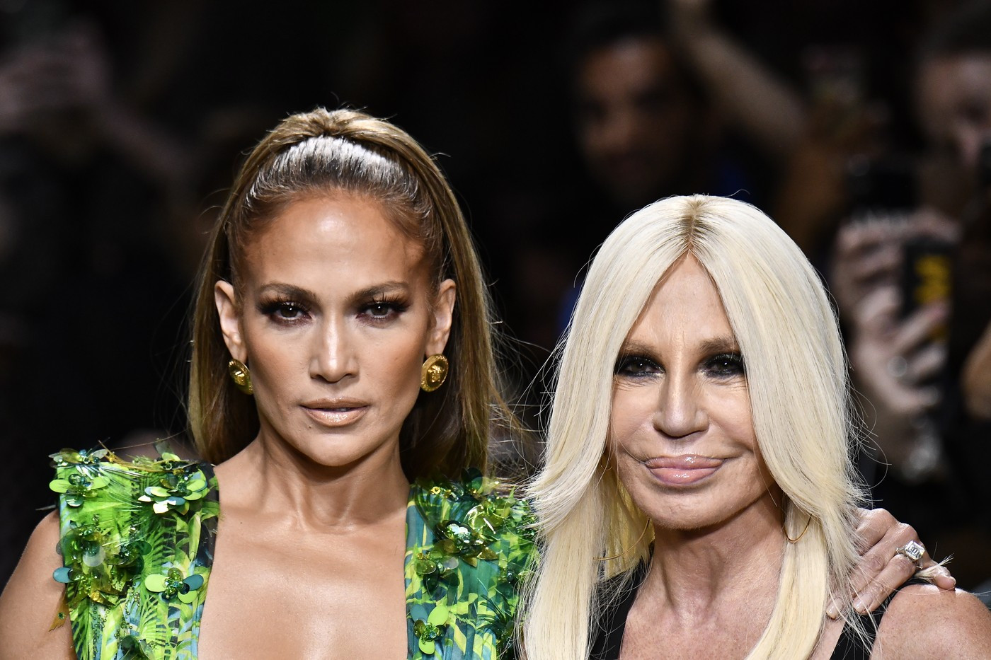 Jennifer Lopez, mesaj emoționant pentru Donatella Versace, care renunță la funcția de director creativ al brandului de lux