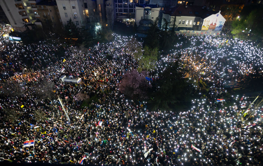 ”Corupția ucide” și în Serbia. Sute de mii de sârbi au ieșit în stradă, nemulțumiți de ”anii de dictatură și corupție”