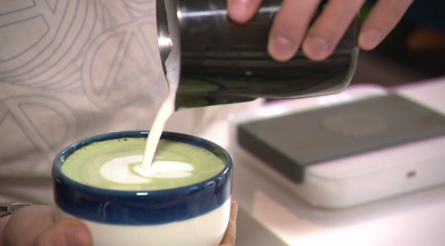 VIDEO. O tânără care consuma ”matcha latte” de două ori pe săptămână a ajuns în spital, din cauza efectelor