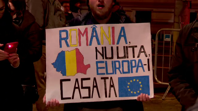 Manifestațiile pro-Europa au continuat în Cluj-Napoca. Ploaia nu i-a oprit pe cei care au scandat pentru valori europene