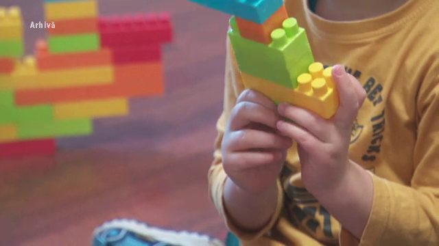 O îngrijitoare de la o grădiniță din Timiș ar fi lovit mai mulți copii. Un băiat de 4 ani avea vânătăi pe corp