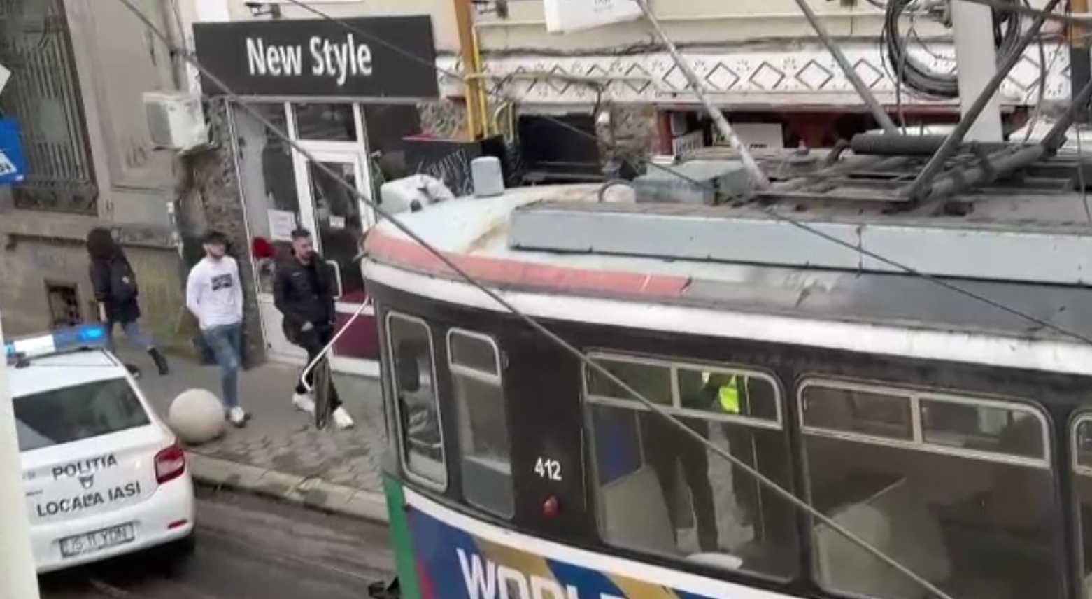 Clipe de groază pentru călătorii dintr-un tramvai în Iași. Un individ a amenințat cu un briceag pasagerii