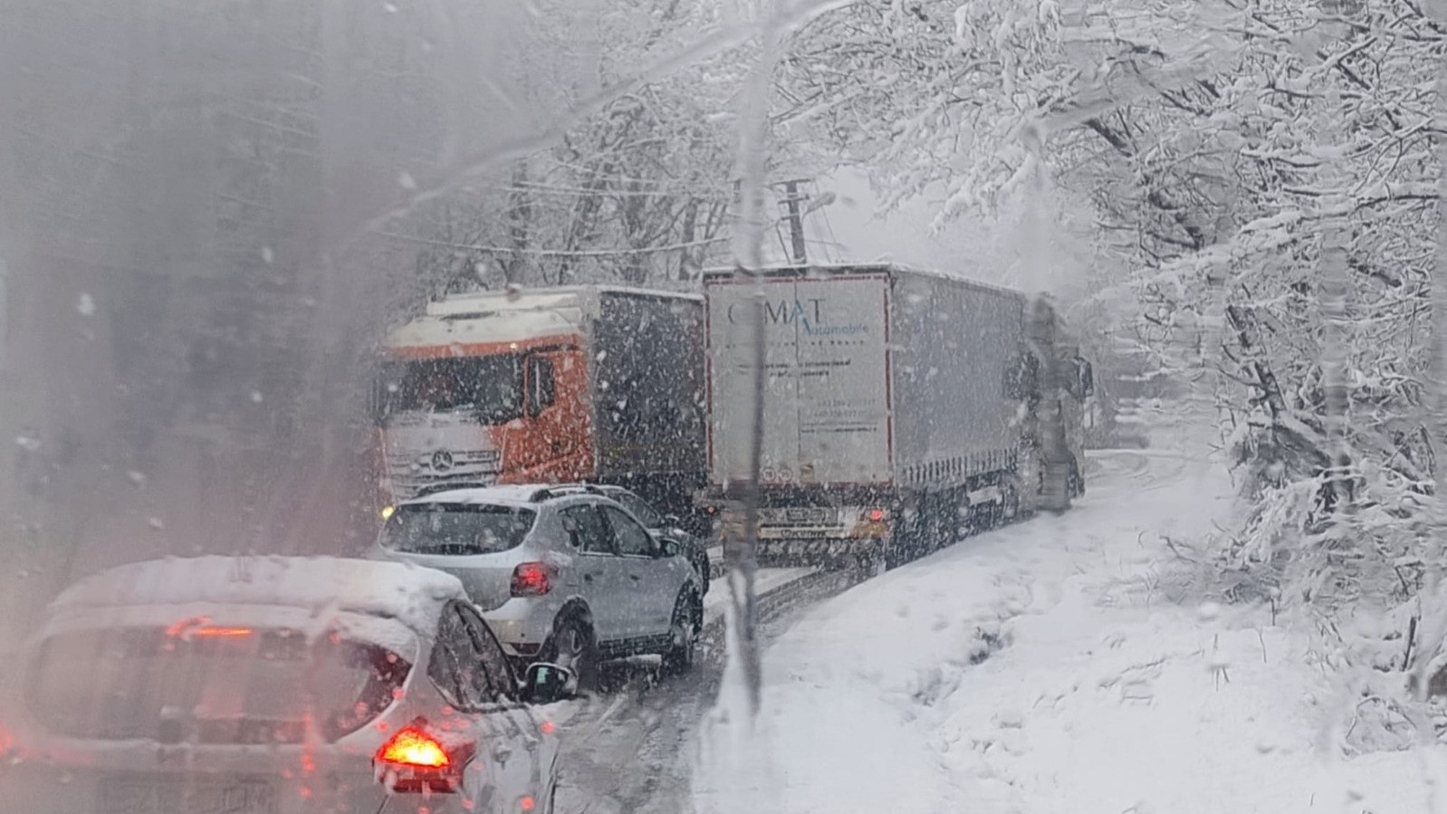 Haos pe șosele din cauza viscolului. Mașinile derapează și camioanele rămân blocate pe drumul dintre Râșnov și Predeal