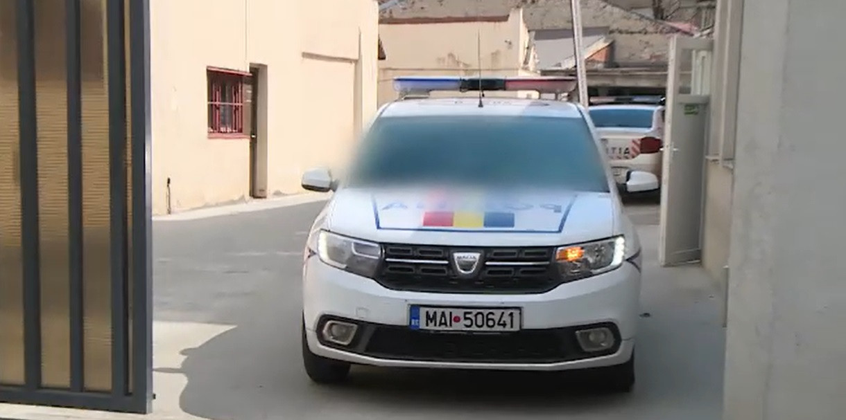 Polițist prins cu mită de la un interlop, în arestul Capitalei. Poftele pe care i le făcea condamnatului
