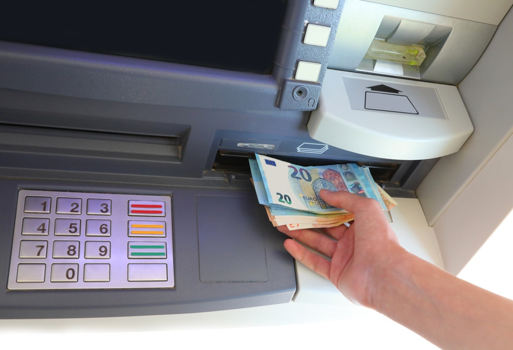 Pățania unui bărbat la ATM. A băgat 3.000 de euro în bancomat, iar aparatul i-a confiscat banii