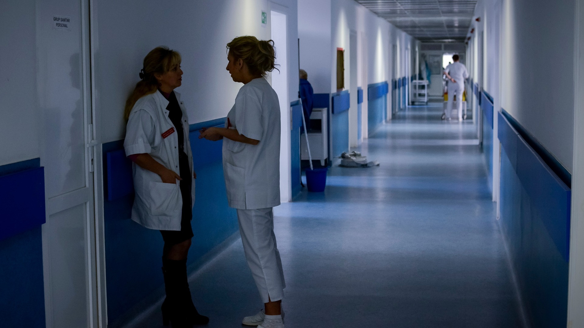 Fetiță de 4 ani înjunghiată de tată, în Covasna. Copila și fratele ei au fost luați de acasă de autorități