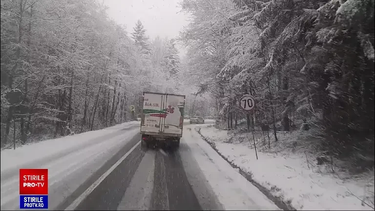 Haos pe șosele din cauza viscolului. Mașinile derapează și camioanele rămân blocate pe drumul dintre Râșnov și Predeal