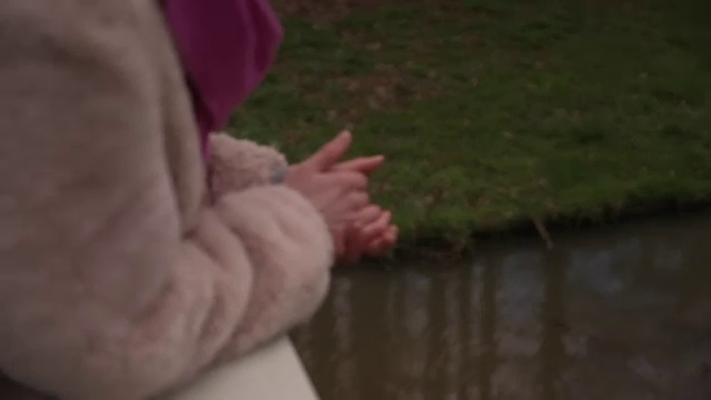 O tânără a aflat că tatăl ei vitreg a transformat poze obișnuite cu ea în ipostaze nud, cu ajutorul AI. Ce a urmat