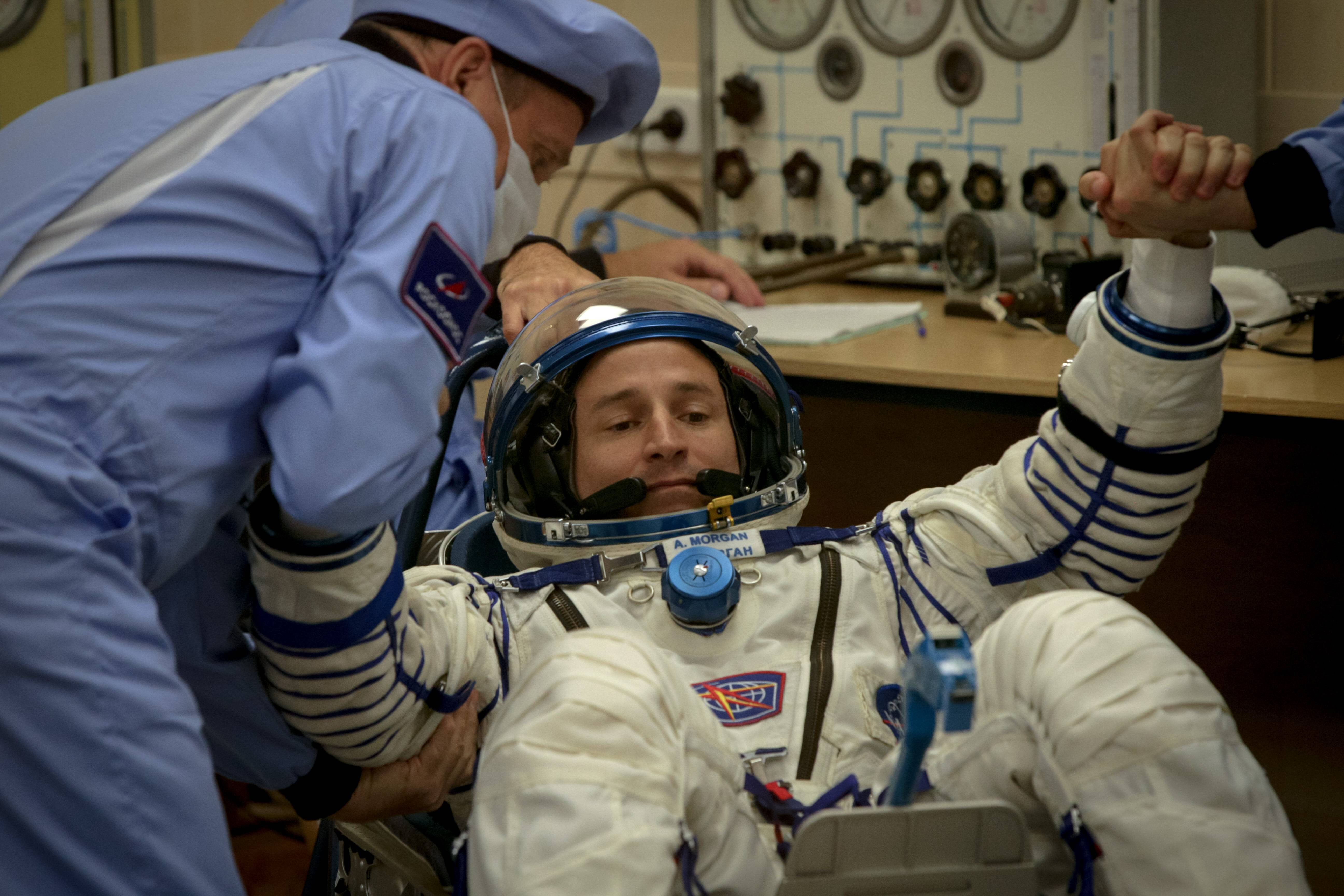 Motivul pentru care astronauții sunt puși obligatoriu pe tărgi atunci când se întorc pe Pământ. Ce li se întâmplă în spațiu