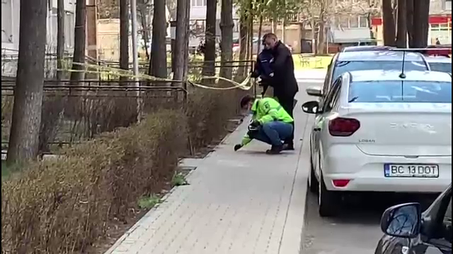 Un bărbat cu probleme psihice din Onești și-a înjunghiat mortal mama și apoi ar fi încercat să se sinucidă