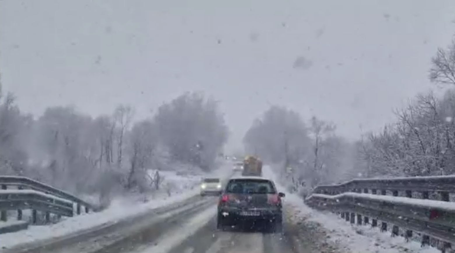 Ninsori ca în miez de iarnă în mai multe regiuni din țară. În unele locuri temperaturile au scăzut cu 20 de grade